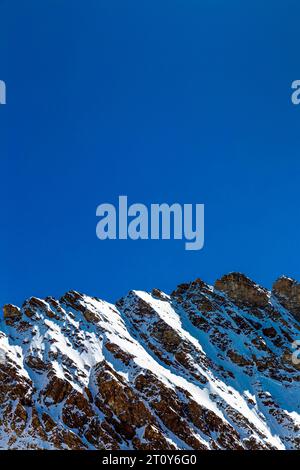 Blick auf den schneebedeckten Trugberg entlang des Wanderweges vom Jungfraugipfel zur Mönchsjochhütte, Schweizer Alpen, Schweiz Stockfoto