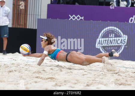 Tlaxcala, Mexiko. Oktober 2023. 9. Oktober 2023, Tlaxcala, Mexiko: Miki Ishii (1) von der japanischen Mannschaft tritt beim Spiel der Frauen Japan gegen Italien der Beachvolleyball-Weltmeisterschaft an. Am 9. Oktober 2023 in Tlaxcala, Mexiko. (Foto: Essene Hernandez/ Credit: Eyepix Group/Alamy Live News Stockfoto