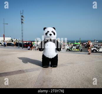 Prac do Comércio (Commerce Plaza) Lissabon, Portugal. Mann in einem großen, etwa 274 cm hohen, klimatisierten Pandabucht steht am Ende der Prac do Comércio oder der Commerce Plaza im Zentrum von Lissabon. Stockfoto