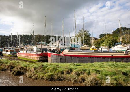 Gweek Village in Cornwall und klassisches Bootslager am Helston River, Ebbe, England, Großbritannien, 2023 Stockfoto