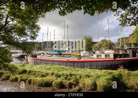 Gweek Village in Cornwall und klassisches Bootslager am Helston River, Ebbe, England, Großbritannien, 2023 Stockfoto