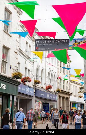 Falmouth, Küstenstadt in Cornwall England, große Auswahl an Geschäften und Geschäften im Stadtzentrum mit dekorativen Fahnen, England, Großbritannien, 2023 Stockfoto