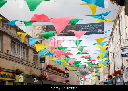 Falmouth, Küstenstadt in Cornwall England, große Auswahl an Geschäften und Geschäften im Stadtzentrum mit dekorativen Fahnen, England, Großbritannien, 2023 Stockfoto