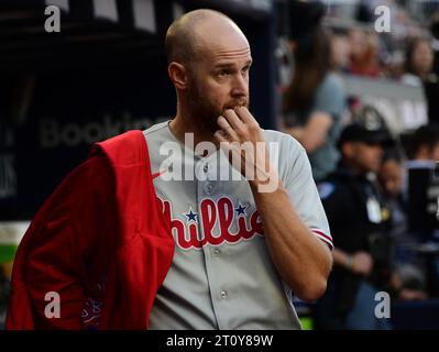 Atlanta, Usa. Oktober 2023. Philadelphia Phillies Starthörer Zack Wheeler beobachtet die Action aus dem Dugout im ersten Inning gegen die Atlanta Braves im zweiten Spiel einer MLB National League Division Series im Truist Park in Atlanta am Montag, den 9. Oktober 2023. Foto: Scott Cunningham/UPI. Quelle: UPI/Alamy Live News Stockfoto