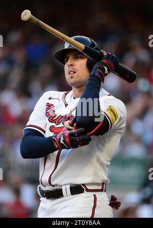 Atlanta, Usa. Oktober 2023. Atlanta Braves Dritter Baseman Austin Riley reagiert, nachdem er im ersten Inning gegen die Philadelphia Phillies im zweiten Spiel einer MLB National League Division Series im Truist Park in Atlanta am Montag, den 9. Oktober 2023, aus dem Spiel geschlagen hat. Foto: Scott Cunningham/UPI. Quelle: UPI/Alamy Live News Stockfoto