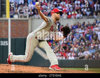 Atlanta, Usa. Oktober 2023. Philadelphia Phillies Starting Pitcher Zack Wheeler wirft im ersten Inning gegen die Atlanta Braves im zweiten Spiel einer MLB National League Division Series im Truist Park in Atlanta am Montag, 9. Oktober 2023. Foto: Scott Cunningham/UPI. Quelle: UPI/Alamy Live News Stockfoto