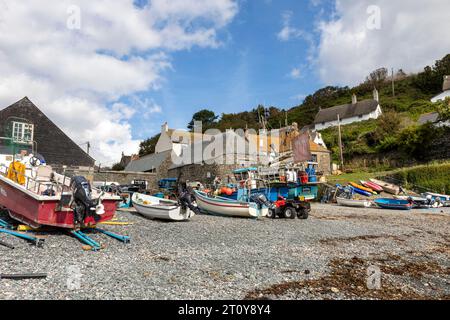 Cadgwith Dorf auf der Lizard Peninsula, Cornwall, England mit Fischerbooten und Schiffen am Strand der Bucht Stockfoto