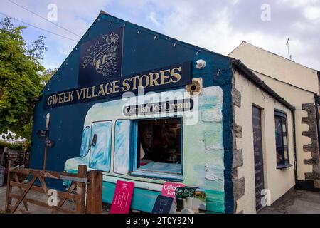 Gweek Village in der Nähe von Cornwall und die lokalen Dorfflächen und Post, Cornwall, England, Großbritannien, september 2023 Stockfoto