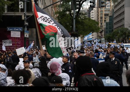 Demonstranten protestieren vor dem israelischen Generalkonsulat in New York City. Demonstranten vor dem israelischen Generalkonsulat am 9. Oktober 2023 in New York City Manhattan Konsulat von Israel NY USA Copyright: XDerekxFrenchx Credit: Imago/Alamy Live News Stockfoto