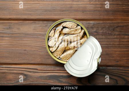 Offene Dose mit Sprotten auf Holztisch, Blick von oben Stockfoto