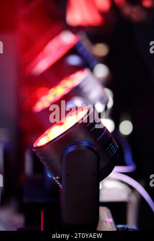 RGBW-LED-Scheinwerfer mit Lichtkegel. Rote Leuchte. Selektiver Fokus. Stockfoto