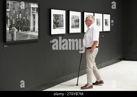 Rom, Italien. Oktober 2023. Der britische Fotograf Don McCullin schaut sich Fotos während der Pressepräsentation der Ausstellung „Don McCullin in Rom“ im Palazzo delle Esposizioni in Rom an (Foto: © Matteo Nardone/Pacific Press via ZUMA Press Wire) NUR REDAKTIONELLE VERWENDUNG! Nicht für kommerzielle ZWECKE! Stockfoto