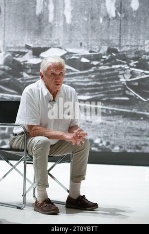 Rom, Italien. Oktober 2023. Der britische Fotograf Don McCullin schaut sich Fotos während der Pressepräsentation der Ausstellung „Don McCullin in Rom“ im Palazzo delle Esposizioni in Rom an (Foto: Matteo Nardone/Pacific Press/SIPA USA) Credit: SIPA USA/Alamy Live News Stockfoto