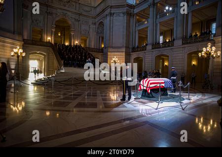 Der San Francisco Gay Men's Chor singt auf der Treppe vor Senatorin Diane Feinsteins Sarg, während sie im Rathaus liegt. Stockfoto