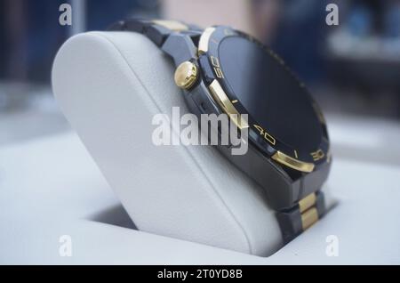 HANGZHOU, CHINA – 9. OKTOBER 2023 – die HUAWEI UHR ULTIMATIVES DESIGN, Huawei's erste intelligente Golduhr, wird in einem Huawei-Geschäft in der Stadt Hangzhou, Zhe, gesehen Stockfoto