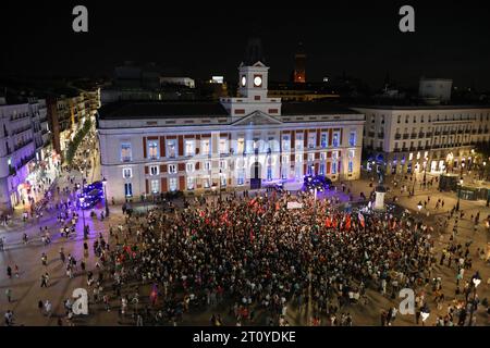 Panoramablick auf Madrids Puerta del Sol mit der echten Casa de Correos, beleuchtet mit den Farben der israelischen Flagge und Hunderten pro-palästinensischer Demonstranten während einer Demonstration. In der zweiten Nacht in Folge versammelten sich palästinensische Bewohner Madrids zusammen mit Menschen verschiedener Nationalitäten in der Puerta del Sol in Madrid, um Solidarität mit dem palästinensischen Volk zu zeigen, während die Gemeinschaft Madrid das Gebäude Casa de Correos mit den Farben der Flagge beleuchtet hat. Aus Israel. (Foto: David Canales/SOPA Images/SIPA USA) Stockfoto