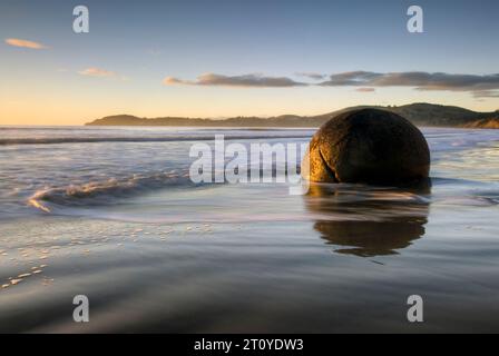 Die Moeraki Boulders sind eine Gruppe von großen kugelförmigen „Steinen“ am Koekohe Beach in der Nähe von Moeraki an der neuseeländischen Otago-Küste. Stockfoto