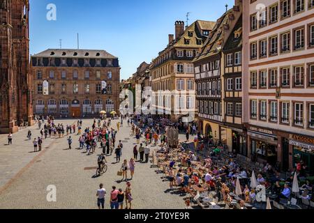 Straßburg, Frankreich - 31. Mai 2023: Aus der Vogelperspektive auf die Fassade der Kathedrale Notre Dame, Geschäfte und Restaurants in Fachwerkhäusern und den Palais Rohan Stockfoto