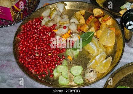 Verschiedene Obstsorten während des hindu-Puja-Festivals auf einer Metallplatte Stockfoto