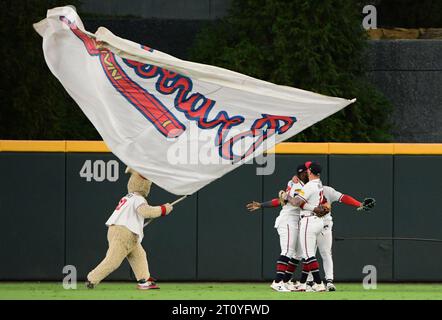 Atlanta, Usa. Oktober 2023. Der Maskottchenblooper der Atlanta Braves läuft auf das Spielfeld, während die Braves Outfielder am Montag, den 9. Oktober 2023, im zweiten Spiel der MLB National League Division Series gegen die Philadelphia Phillies 5-4 im Truist Park in Atlanta feiern. Die Braves haben die Serie auf 1:1 reduziert. Foto: Scott Cunningham/UPI. Quelle: UPI/Alamy Live News Stockfoto