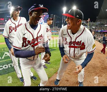 Atlanta, Usa. Oktober 2023. Die Trainer von Atlanta Braves Ron Washington und Eddie Perez (R) feiern, nachdem die Braves die Philadelphia Phillies 5-4 im zweiten Spiel einer MLB National League Division Series am Montag, den 9. Oktober 2023, im Truist Park in Atlanta besiegt haben. Die Braves haben die Serie auf 1:1 reduziert. Foto: Scott Cunningham/UPI. Quelle: UPI/Alamy Live News Stockfoto