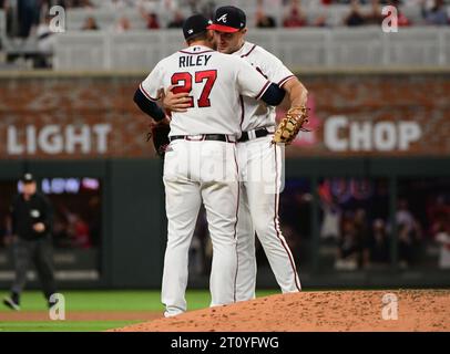 Atlanta, Usa. Oktober 2023. Atlanta Braves erster Baseman Matt Olson feiert mit dem dritten Baseman Austin Riley, nachdem die Braves die Philadelphia Phillies 5-4 im zweiten Spiel einer MLB National League Division Series am Montag, den 9. Oktober 2023, im Truist Park in Atlanta besiegt haben. Die Braves haben die Serie auf 1:1 reduziert. Foto: Scott Cunningham/UPI. Quelle: UPI/Alamy Live News Stockfoto