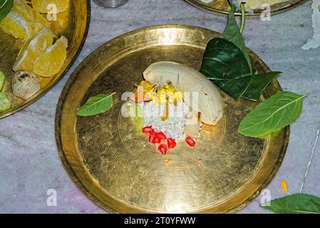 Verschiedene Obstsorten während des hindu-Puja-Festivals auf einer Metallplatte Stockfoto