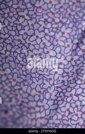Violett-violettes Textildesign mit bunten Blumen Nahaufnahme Hintergrund hochwertige große Sofortdrucke Stockfoto