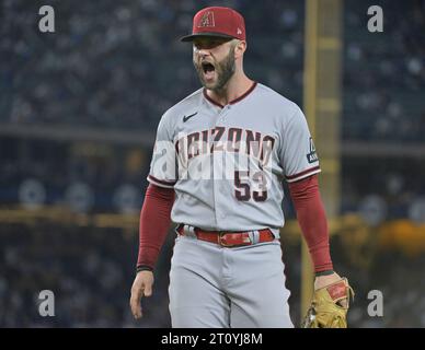 Los Angeles, Usa. Oktober 2023. Arizona Diamondbacks erster Baseman Christian Walker reagiert, nachdem er am Montag, den 9. Oktober, im Dodgers Stadium in Los Angeles das sechste Inning im zweiten Spiel der National League Division Serie 2023 im Dodgers Stadium in Los Angeles beendet hat. 2023. Arizona führt Los Angeles 1-0 in der fünf-Spiele-Serie an. Foto: Alexander Gallardo/UPI Credit: UPI/Alamy Live News Stockfoto