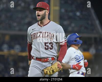 Los Angeles, Usa. Oktober 2023. Arizona Diamondbacks erster Baseman Christian Walker reagiert, nachdem er am Montag die Basen von Los Angeles Dodgers Kolten Wong (R) auf einen Erdball gestellt hat, wobei die Basen geladen wurden, um das sechste Inning im zweiten Spiel der National League Division Serie 2023 im Dodgers Stadium in Los Angeles zu beenden. Oktober 2023. Arizona führt Los Angeles 1-0 in der fünf-Spiele-Serie an. Foto: Alexander Gallardo/UPI Credit: UPI/Alamy Live News Stockfoto