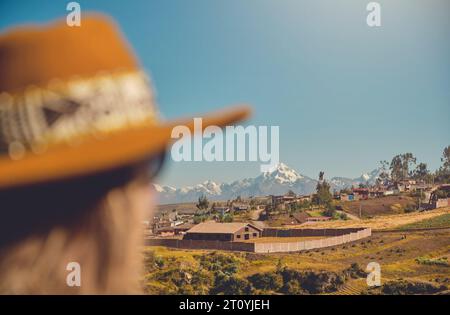 Eine junge Touristin erkundet einen Sonnenhut, der in Chinchero steht. Peru Stockfoto