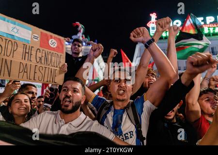 Demonstranten halten palästinensische Flaggen und Plakate, die ihre Meinung während einer Demonstration zum Ausdruck bringen. Rund hundert Demonstranten zur Unterstützung der Palästinenser versammelten sich in Madrids Puerta del Sol, um palästinensische Rechte zu fordern und die israelische Apartheid zu verurteilen. Sie protestierten auch gegen die Madrider Gemeinderegierung, in ihrem Hauptquartier Lichter mit den Farben der israelischen Flagge anzuschalten, als Zeichen der Solidarität mit dem israelischen Volk nach den Angriffen der Hamas in den letzten Tagen. (Foto: Guillermo Gutierrez/SOPA Images/SIPA USA) Stockfoto