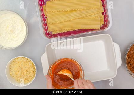 Rezept für Lasagne aus Rindfleisch. Schritt für Schritt Kochvorgang. Lasagne zusammenbauen. Stockfoto