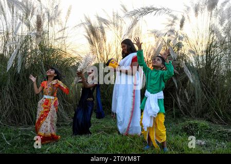 Models Rima Bhattacharya und Kinder, die während des Agomoni Concept Outdoor Fotoshootings in einem mit Catkins oder Kashful gefüllten Gebiet rund 60 km von Kalkutta gesehen wurden. Das Model Rima Bhattacharya posiert für ein Foto für die Fotoserie, die auf dem Thema Durga Puja Vibes in Indien basiert. Rima Bhattacharya, ein Model und Prominente in der bengalischen Mode- und Fernsehbranche, arbeitet mit der Fotoserie zusammen, um Durga Puja zu fördern. Die Fotoserie wird von einer Gruppe von Fotografen organisiert, die die vorweihnachtliche Stimmung vor dem größten Hindu-Festival, Durga Puja, dokumentieren und fördern wollen. Stockfoto