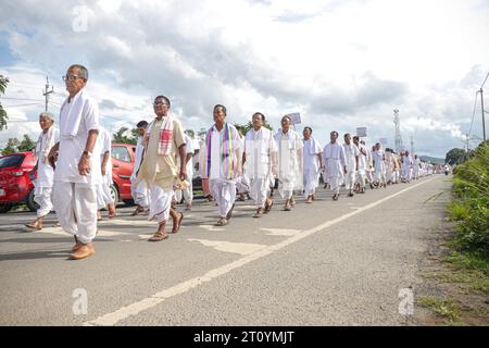 Senioren nehmen an einer Friedenskundgebung Teil, um die Wiederherstellung des Friedens im nordöstlichen indischen Bundesstaat Manipur zu fordern. Stockfoto