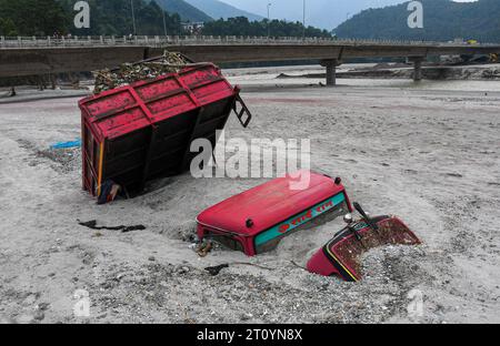 Rangpo, Indien. Oktober 2023. Ein Fahrzeug, das im Schlamm im Hochwassergebiet entlang des Teesta River eingetaucht ist. Nachdem ein Gletschersee im Nordosten Indiens kurz nach Mitternacht durch einen Damm platzte, Häuser und Brücken wegspülte und Tausende zur Flucht zwang, gruben die Rettungskräfte weiter durch Schlammschutt. Quelle: SOPA Images Limited/Alamy Live News Stockfoto