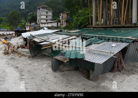 Rangpo, Indien. Oktober 2023. Allgemeine Sicht auf die durch Sturzfluten vergrabenen Slties nach einem Seeblutsch. Nachdem ein Gletschersee im Nordosten Indiens kurz nach Mitternacht durch einen Damm platzte, Häuser und Brücken wegspülte und Tausende zur Flucht zwang, gruben die Rettungskräfte weiter durch Schlammschutt. Quelle: SOPA Images Limited/Alamy Live News Stockfoto