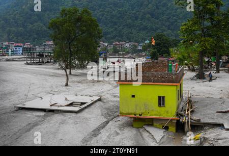 Rangpo, Indien. Oktober 2023. Allgemeine Sicht auf die Erdgeschosse von Gebäuden, die durch Sturzfluten nach einem Seeblutsch verschüttet wurden. Nachdem ein Gletschersee im Nordosten Indiens kurz nach Mitternacht durch einen Damm platzte, Häuser und Brücken wegspülte und Tausende zur Flucht zwang, gruben die Rettungskräfte weiter durch Schlammschutt. Quelle: SOPA Images Limited/Alamy Live News Stockfoto