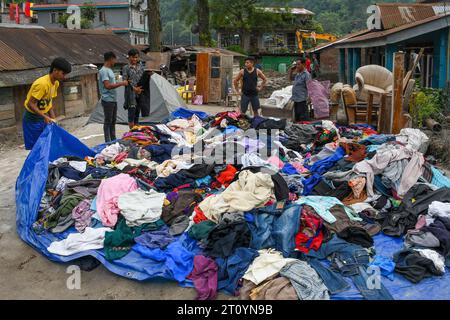 Rangpo, Indien. Oktober 2023. Im Hochwassergebiet entlang des Teesta-Flusses erhalten die Menschen Kleidung als Hilfsgüter. Nachdem ein Gletschersee im Nordosten Indiens kurz nach Mitternacht durch einen Damm platzte, Häuser und Brücken wegspülte und Tausende zur Flucht zwang, gruben die Rettungskräfte weiter durch Schlammschutt. Quelle: SOPA Images Limited/Alamy Live News Stockfoto