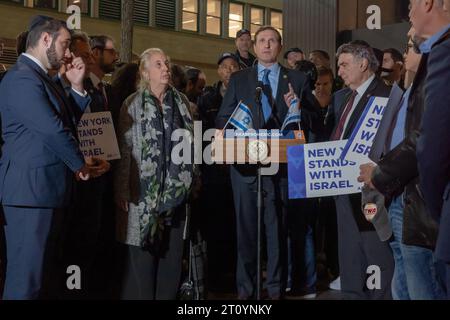 New York, USA. Oktober 2023. Der US-Repräsentant Dan Goldman spricht bei einer Candlelight Mahnwache für Opfer von Terroranschlägen in Israel am Golda Meir Square in Manhattan am 9. Oktober 2023 in New York. Am 7. Oktober startete die militante palästinensische Gruppe Hamas von Gaza aus einen Überraschungsangriff auf Israel zu Land, zu Wasser und in der Luft, bei dem über 900 Menschen getötet und mehr als 2000 verletzt wurden. Berichten zufolge wurden auch 130 israelische Soldaten und Zivilisten von der Hamas entführt und nach Gaza gebracht. Quelle: Ron Adar/Alamy Live News Stockfoto