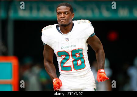 Miami Dolphins Running Back de'von Achane (28) läuft aus dem Eingangstunnel, bevor am Sonntag, Oktober, ein reguläres Saisonspiel gegen die New York Giants stattfindet Stockfoto