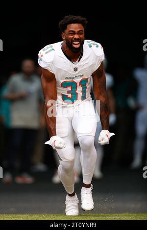 Miami Dolphins Running Back Raheem Mostert (31) rennt aus dem Eingangstunnel, bevor es zu einem regulären Saisonspiel gegen die New York Giants, Sunday, oC kommt Stockfoto