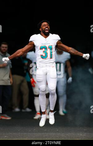 Miami Dolphins Running Back Raheem Mostert (31) rennt aus dem Eingangstunnel, bevor es zu einem regulären Saisonspiel gegen die New York Giants, Sunday, oC kommt Stockfoto