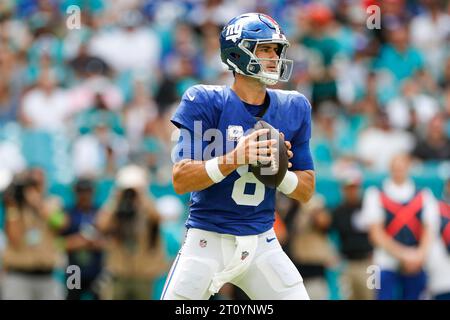 Der New York Giants Quarterback Daniel Jones (8) sucht während eines regulären Saisonspiels gegen die Miami Dolphins am Sonntag, den 8. Oktober, nach einem offenen Empfänger Stockfoto