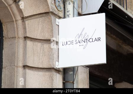 Bordeaux , Frankreich - 09 18 2023 : lucie saint clair paris Logo Marke und Textschild Fassadensalon französischer Friseur Stockfoto