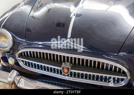 Talmont , Frankreich - 10 09 2023 : Renault Fregate Amiral regie nationale france Zeichen und Markenlogo auf Oldtimer-Auto der 50er Jahre Stockfoto