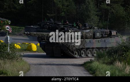 Bergen, Deutschland. September 2023. Hauptkampfpanzer der deutschen Armee vom Typ „Leopard 2 A7V“ fahren auf den Schießstand. Quelle: Philipp Schulze/dpa/Alamy Live News Stockfoto