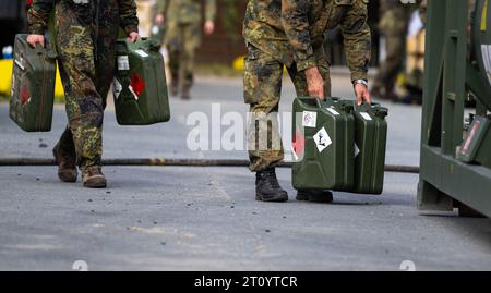 Bergen, Deutschland. September 2023. Soldaten der Bundeswehr tragen Kanister für Treibstoff zu einem Tanker. Quelle: Philipp Schulze/dpa/Alamy Live News Stockfoto