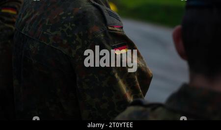 Bergen, Deutschland. September 2023. Die Flagge Deutschlands ist auf der Uniform eines Soldaten der Bundeswehr zu sehen. Quelle: Philipp Schulze/dpa/Alamy Live News Stockfoto