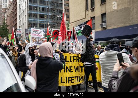 Pro-palästinensische Demonstranten marschieren in NYC für den Tagesprotest der Ureinwohner zur Unterstützung Palästinas. Stockfoto